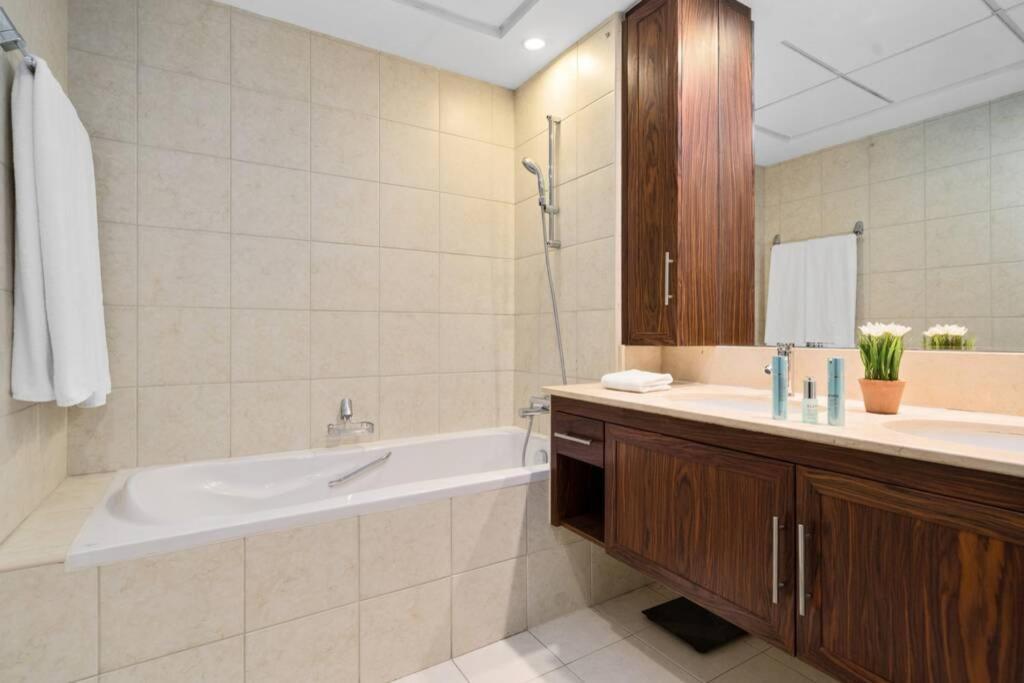 דובאי Spectacular Burj & Fountain View - Luxurious 3 Bedrooms & Maids Room - The Residences מראה חיצוני תמונה